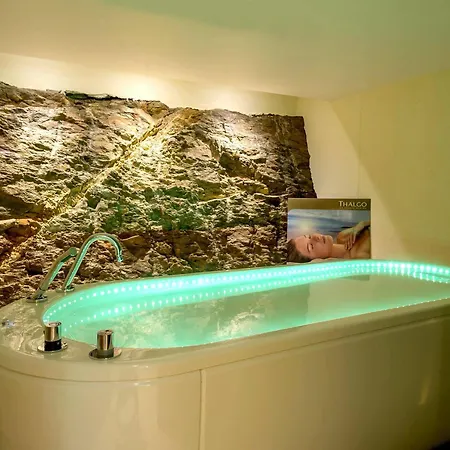 ホテル Logis Gourmet & Relax Wellness De La Sure